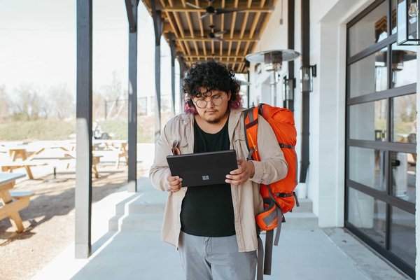 Comment les professionnels peuvent-ils rester connectés en voyage ?