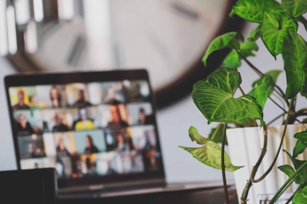 Quelles solutions tech pour les réunions virtuelles en déplacement?